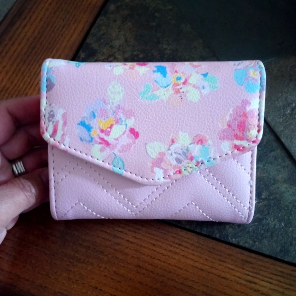 🔥Free for any bundle.Luv Betsy wallet